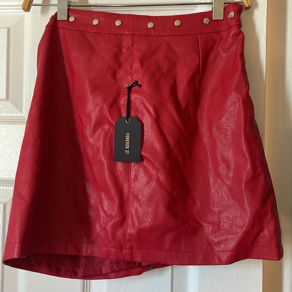 Short red skirt - Picture 2 of 3
